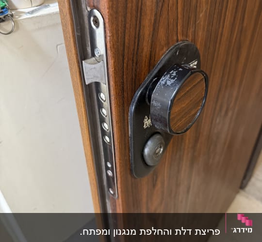 מנעול דלת עץ עם בריח מתכת